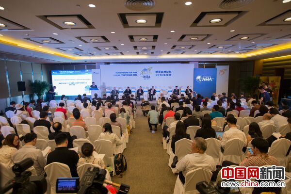 博鳌亚洲论坛新闻发布会现场,图为博鳌亚洲论坛秘书长周文重介绍此次论坛情况