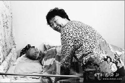 二一五年,万春春在照顾赵湘南老人。