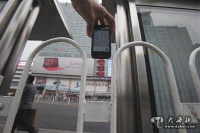 孕妇颈部卡防护栏后身亡 护栏规格并无明确标准