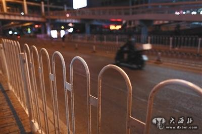 孕妇颈部卡防护栏后身亡 护栏规格并无明确标准