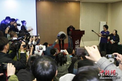 6日,北京和颐酒店高层鞠躬致歉。 <a target='_blank' data-cke-saved-href='http://www.chinanews.com/' href='http://www.chinanews.com/'><p align=