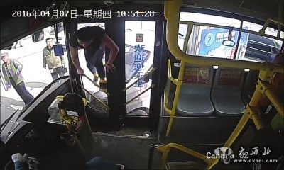 两车相撞，微货司机动手暴打公交司机