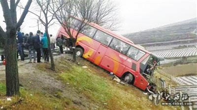 310国道通渭马营段 大客车撞上半挂车1死3伤