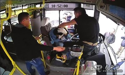 两车相撞，微货司机动手暴打公交司机