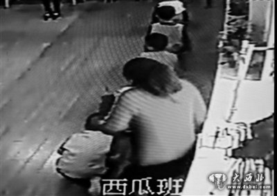 三楼飞出酒瓶击穿玻璃 差点砸中幼儿园小朋友