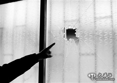 三楼飞出酒瓶击穿玻璃 差点砸中幼儿园小朋友