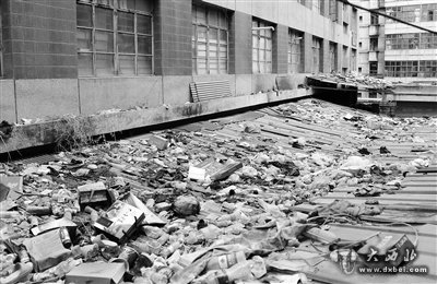 三楼飞出酒瓶击穿玻璃 差点砸中幼儿园小朋友