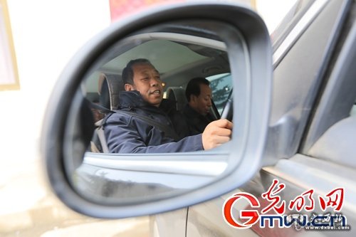 除了完成学校的教学任务,李保国几乎天天奔波在路上