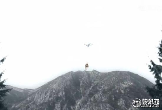 男子用无人机遛狗:结果失控狗狗“腾空而去”