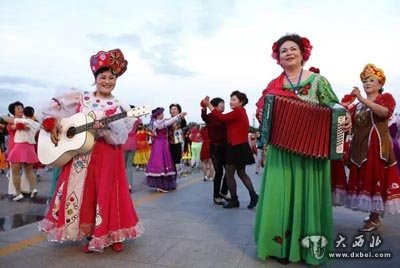 各族群众在广场上载歌载舞