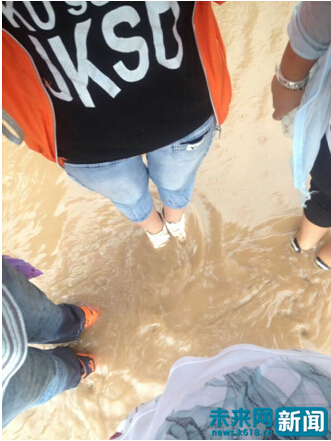 留守孩子暴雨中的渴望:“老师,我们能不能去上课?”