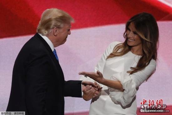 资料图:美国共和党总统候选人特朗普与妻子梅兰妮亚。