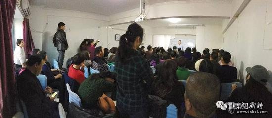 11月28日下午，燕郊东贸大厦写字楼2018室内，一名讲师（传销人员）正在为现场70多人讲解传销纯资本资金盘运作模式，宣称“18个月赚450万”、“玩儿的就是分钱游戏”。&nbsp;&nbsp;&nbsp;&nbsp;新京报记者大路摄