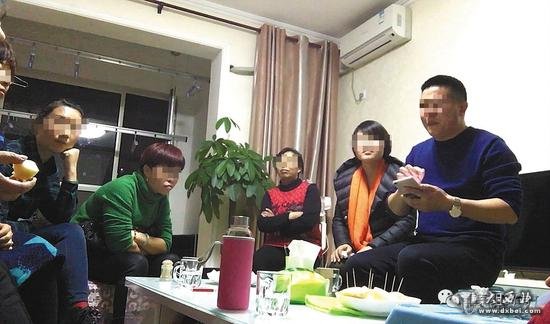 11月28日晚，东方夏威夷南岸二期17栋三单元801室内，自称是传销头目的曹兴刚为10余名新老传销人员展示一百多万元的银行流水短信。 &nbsp; &nbsp;新京报记者大路摄