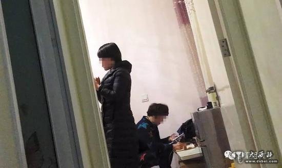 燕郊东方夏威夷南岸小区二期某居民楼内，传销人员正在通过电话联系认识的亲朋好友，每拉一人入局，传销组织进账49800元。&nbsp;&nbsp;&nbsp;&nbsp;新京报记者大路摄