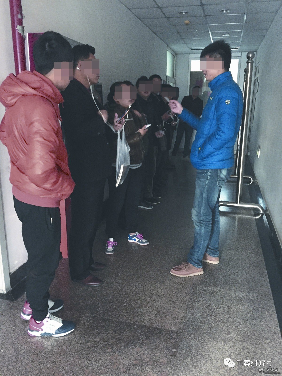 ▲10月31日，北京某三甲医院内，招募中介查看受试者身份证。&nbsp;&nbsp;&nbsp;&nbsp;新京报记者 王飞 摄