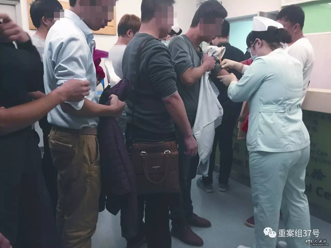 ▲11月3日，北京一大医院，试药体检筛查中，医生为受试者筛查针眼。按照规定，受试者在医院参加体检筛选后未超过5天不能参加下一家医院筛选。&nbsp;&nbsp;&nbsp;&nbsp;新京报记者 王飞 摄