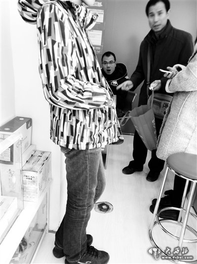 擅拿家中银行卡 12岁男孩私自购两部手机