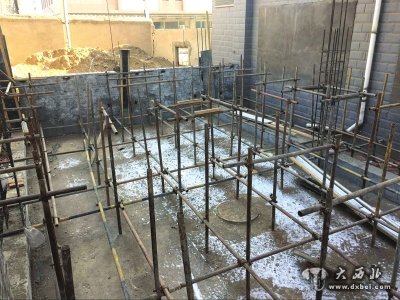 物业占用消防通道建商铺修车库,住户质疑:明明是违建为何不见拆