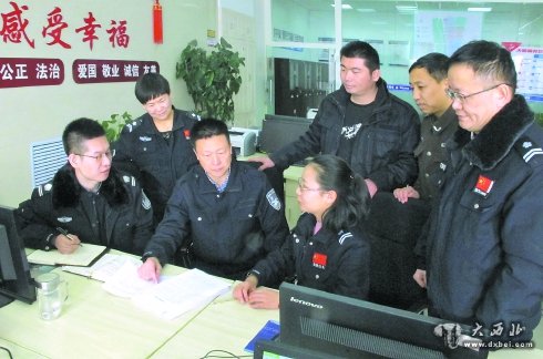 驻乌鲁木齐经济技术开发区(头屯河区)高铁片区管委会天鹅湖社区“访惠聚”工作队新老队员在一起交流社区工作经验