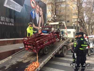 西固交警大队在辖区西固中路、天鹅湖十字、庄浪路十字等重要路段,对电动车逆行、不按规定车道行驶、闯红灯、违法载人、行车不戴安全头盔等交通违法行为开展专项整治