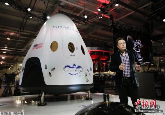 资料图:SpaceX公司首席执行官在介绍“龙”载人飞船。