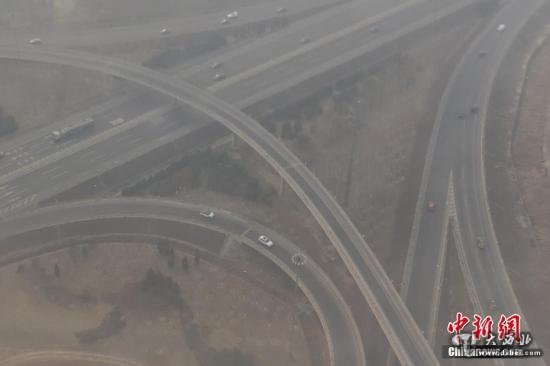 资料图:2017年2月15日,北京当日迎来新一轮雾霾污染高峰,主要城区空气污染指数普遍逼近或超过300,当地也在14日10时发布了空气重污染黄色预警。据悉,2月14日至16日,包括北京地区在内,华北中南部、黄淮西部、陕西关中等地均出现比较明显的雾霾天气过程。 <a target='_blank' data-cke-saved-href='http://www.chinanews.com/' href='http://www.chinanews.com/'>中新社</a>记者 崔楠 摄 点击进入下一页