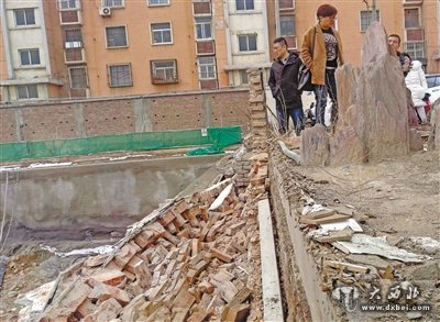 西固区合水北路246号院被推倒的围墙