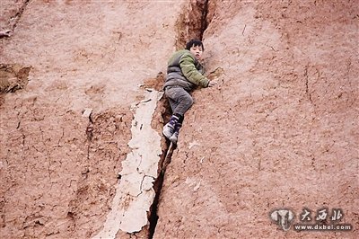 三小孩山上玩耍 一人失足滑落卡在半山腰