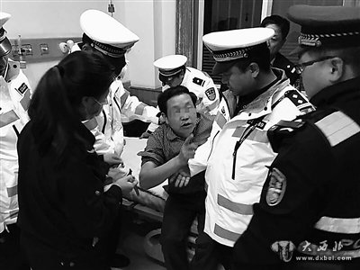 打滚撒泼还咬交警 五旬男子醉驾被查瞬间变“影帝”