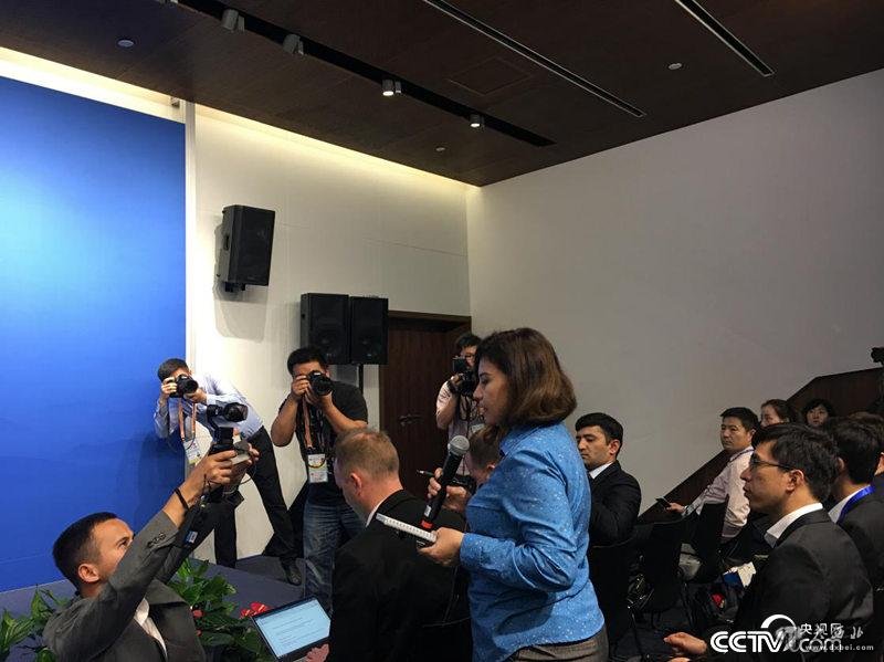 外国记者在新闻发布会上提问(徐辉/摄)