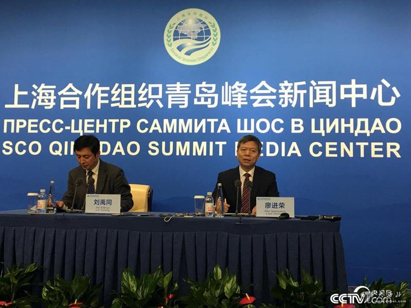 6月8日,中国公安部国际合作局局长廖进荣向中外媒体介绍上合组织近些年在国家和地区安全方面取得的成果。(徐辉/摄)