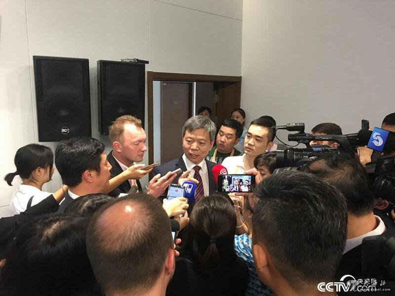 国家和地区安全问题是媒体关注的热点,发布会后记者继续就关心的问题向廖进荣提问。(徐辉/摄)