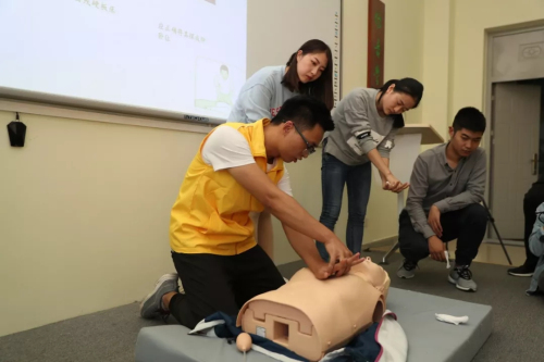 医护“手相”:从柔嫩到粗糙,这个科室每人每天洗手100次……