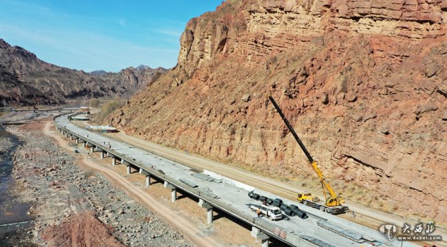 甘肃张掖:深山峡谷架