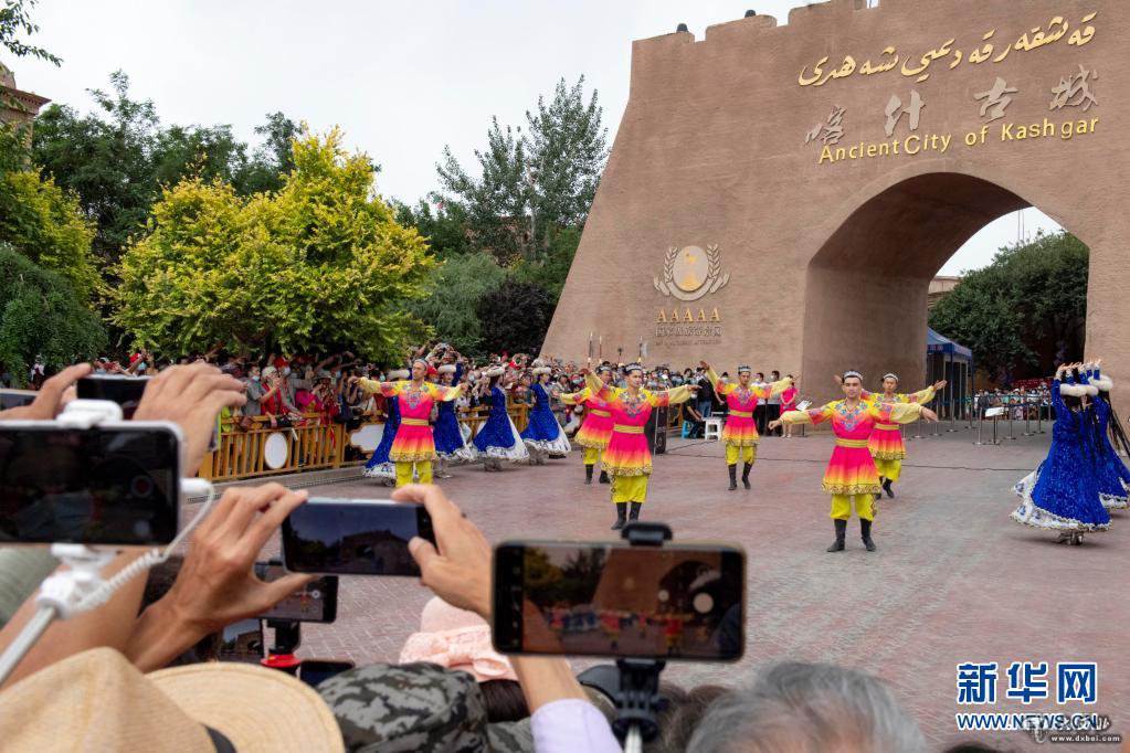 新疆喀什:盛夏旅游热
