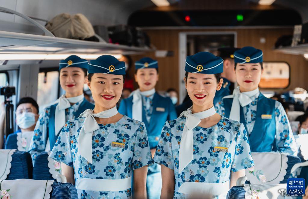 中老铁路列车员制服发