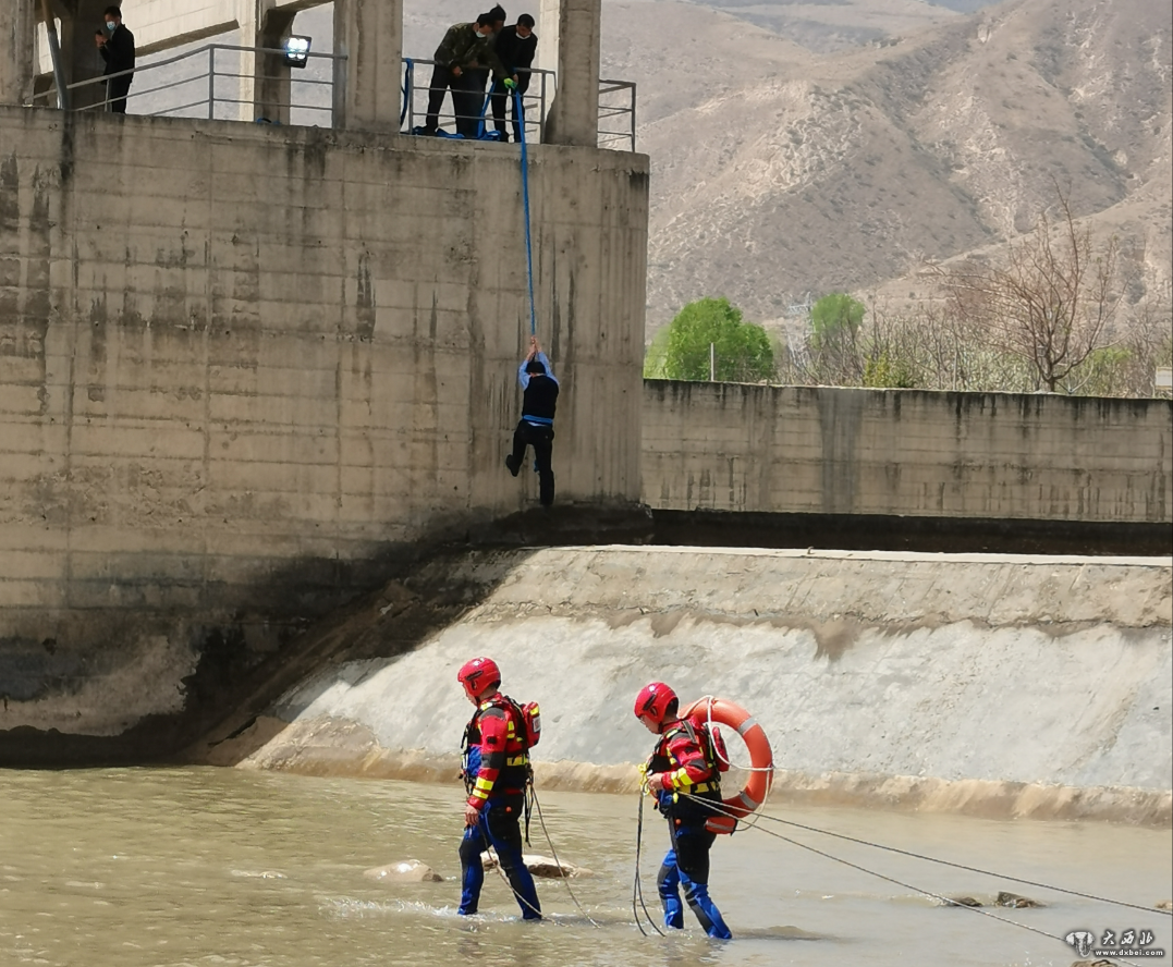73岁老人被困“孤岛”