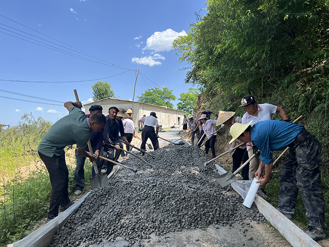 甘肃成县:齐心修通民