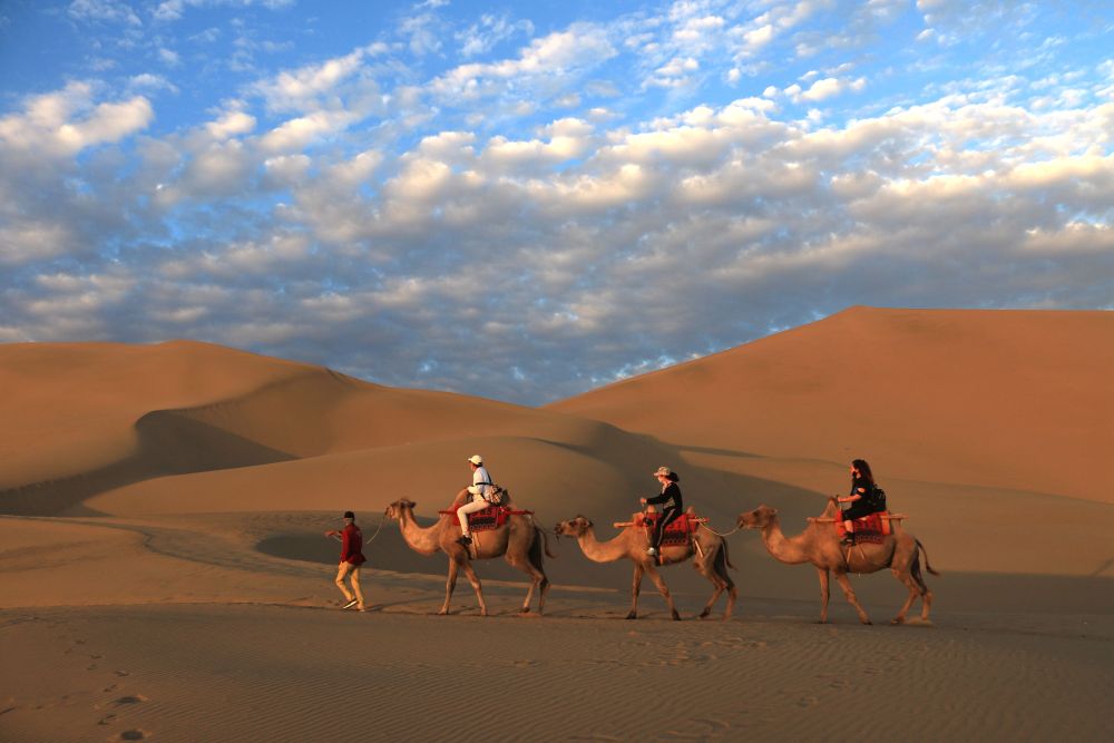 甘肃敦煌:大漠晨光