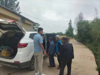 成县纸坊镇:干部上门