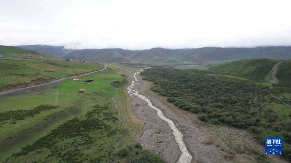 祁连山废弃矿场披绿装