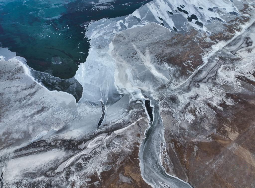 冬日青海湖宛如一面巨