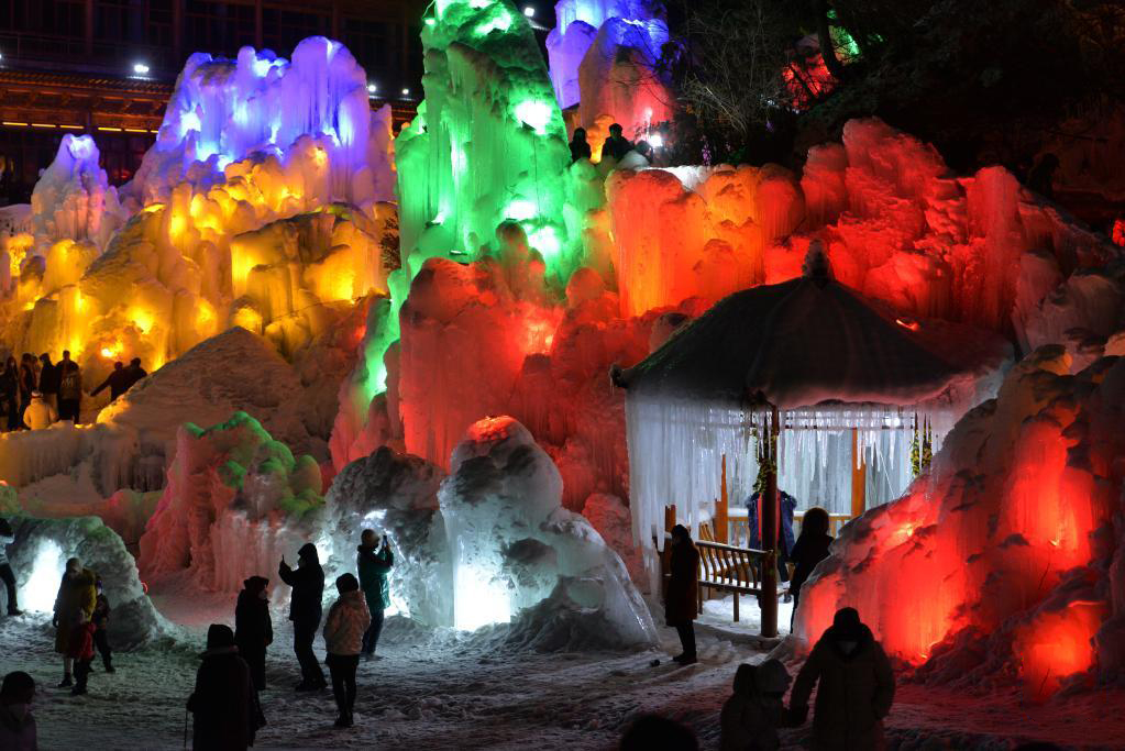 甘肃多彩冰瀑迎新年