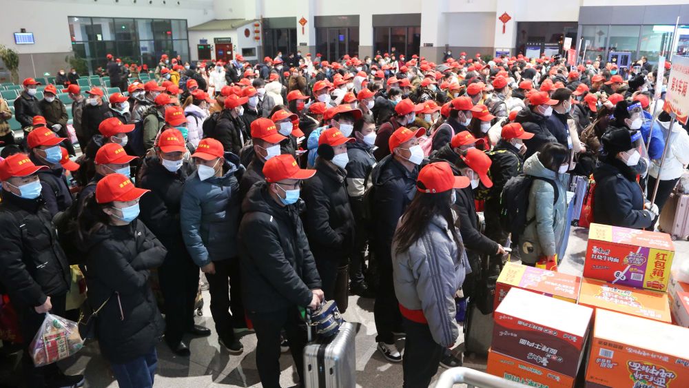 甘肃今年首趟免费返岗