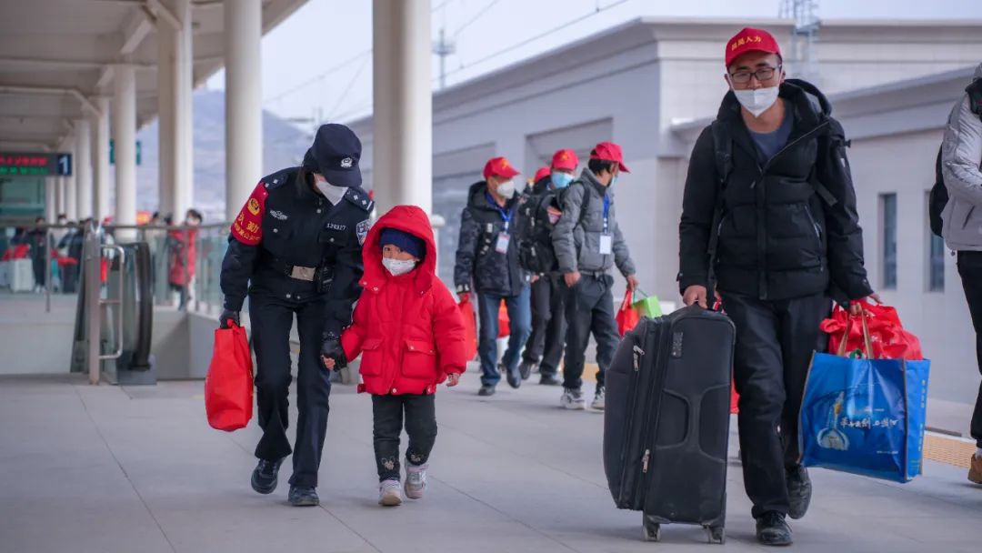 甘肃又一趟高铁务工专