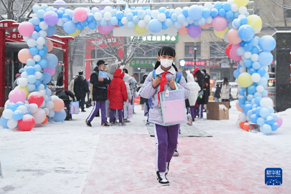 青海西宁:雪中迎开学
