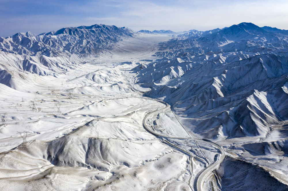 祁连山区银装素裹景色