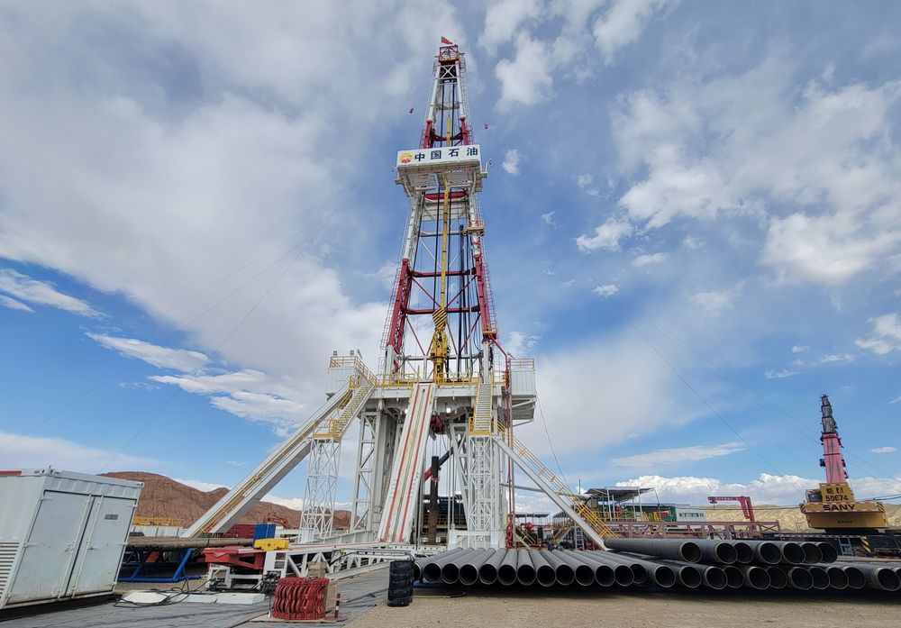 兰石钻机向地下万米挺