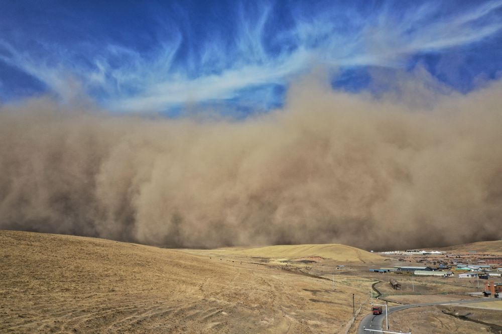 甘肃张掖遭遇沙尘暴: